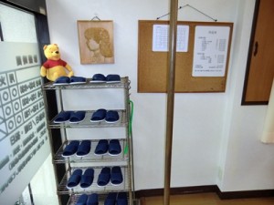 南大阪鍼灸所の玄関で、スリッパが置いてあります